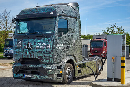 Mercedes Benz eActros 600 recargando