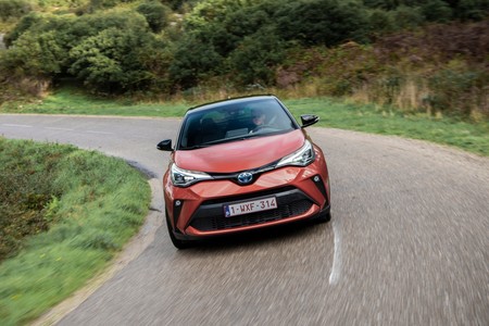 Toyota C Hr Hybrid Curva