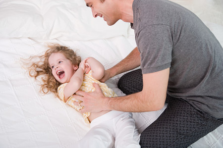 Las risas antes de ir a dormir ayudan a los niños a conciliar el sueño