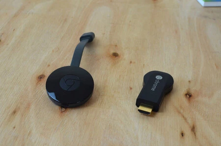 右が第 2 世代の Chromecast (現在もサポートされています) と第 1 世代です。