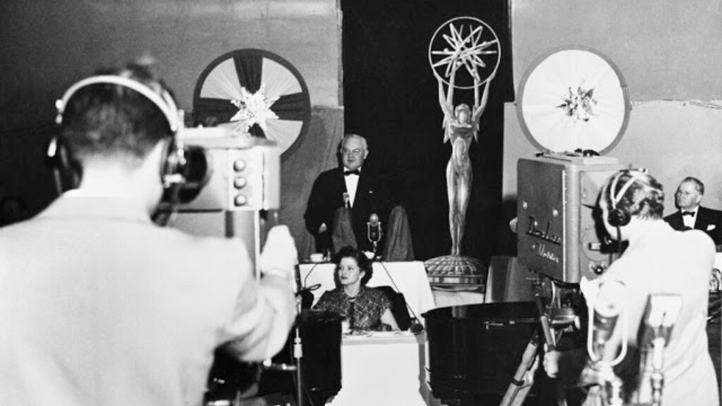La primera ceremonia de los Emmy se celebró en mitad de una cena y solo dio 6 premios, uno de ellos... al creador de la propia estatuilla 