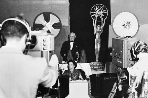 La primera ceremonia de los Emmy se celebró en mitad de una cena y solo dio 6 premios, uno de ellos... al creador de la propia estatuilla 