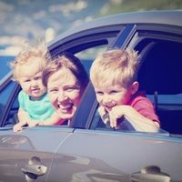 Viajar en coche con niños: siete consejos de los pediatras para tener un feliz viaje