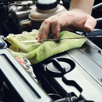 "No quieren que miremos bajo el capó". Hay marcas de coches que se están cargando la varilla del aceite porque no confían en los conductores