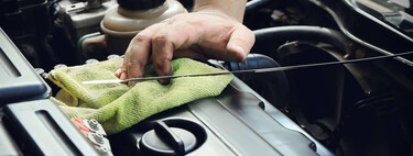 "No quieren que miremos bajo el capó". Hay marcas de coches que se están cargando la varilla del aceite porque no confían en los conductores