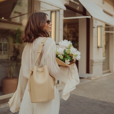 Los pantalones blancos anchos que tenemos en el radar este verano son de Stradivarius y Mango: cómodos y pura tendencia