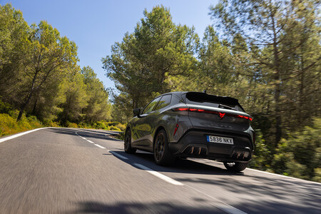 Cupra Raval Visto De Zaga En Carretera
