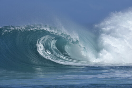 Onda alta no mar. Créditos:Martin Ruegner/GettyImages