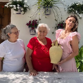 Esta agencia de viajes de Málaga ofrece a los guiris cocinar junto a abuelas andaluzas: “Me quedo flipando de que gente del quinto pino venga” 