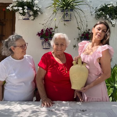 Esta agencia de viajes de Málaga ofrece a los guiris cocinar junto a abuelas andaluzas: “Me quedo flipando de que gente del quinto pino venga” 
