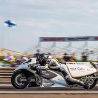 Quería batir un récord con una moto de vapor y acabó casi más rápido que una Suzuki Hayabusa. Y todo usando agua como gasolina
