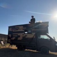 Parece LEGO, mas é engenharia pura: a casa desmontável escondida feita a partir de um caminhão comum e que desafia a lógica