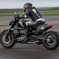 De los creadores de la Suzuki SuperBusa de 370 CV, la Triumph Rocket 3 con 342 CV y 373 Nm de par motor, ¡locura!