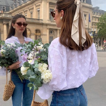 La blusa más buscada de Sfera es esta con lazada muy elegante para llevar a la oficina y a todas las cenas de Navidad