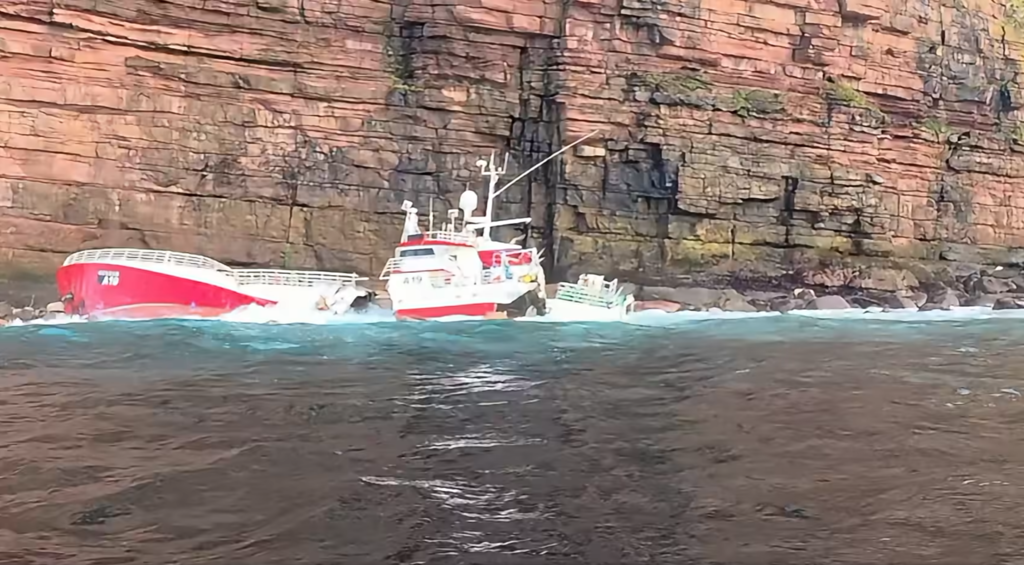 Un pesquero gallego se pasó diez días encallado en Escocia. El mar acabó partiéndolo en tres 