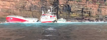 Un pesquero gallego se pasó diez días encallado en Escocia. El mar acabó partiéndolo en tres 