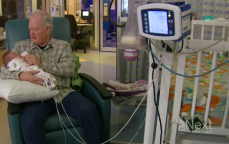 Voluntario Sosteniendo Al Bebe