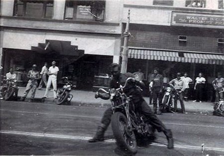 Revista Life motorista en Hollister