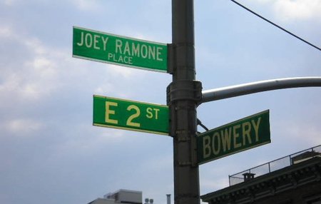 Nueva York: la placa en honor a Joey Ramone más alta, para evitar que sigan robándola