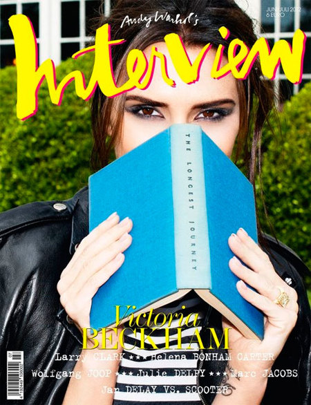 Que no se diga que Victoria Beckham no sabe lo que es un libro
