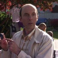 Uno de los mejores episodios de Stargate SG-1 lo protagonizó "Homer Simpson". Bueno, su mítico actor de doblaje en inglés