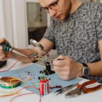 El intrusismo entre los electricistas, un problema serio que nos sale caro