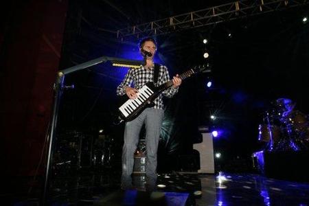 La guitarra con teclado será el nuevo instrumento de 'Rock Band 3'