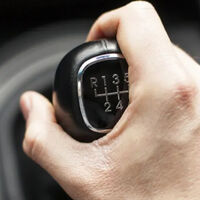 La neurociencia descubre que manejar un carro manual entrena una parte del cerebro que se desactiva con los automáticos