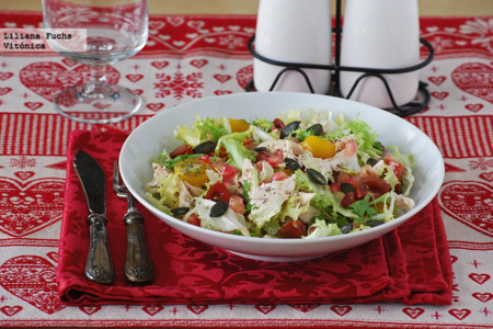 Ensalada de pollo asado con escarola y granada. Receta saludable