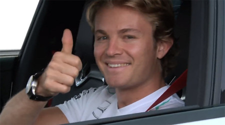 Nico Rosberg, una MV Agusta F3, un Mercedes y una rubia para el vídeo con menos sentido del año