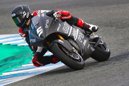 Niki Tuuli manda en el debut de las motos eléctricas de MotoGP en Jerez