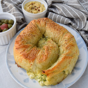 Börek de calabacín, una rica variante del crujiente pastel otomano con relleno fresco y jugoso 
