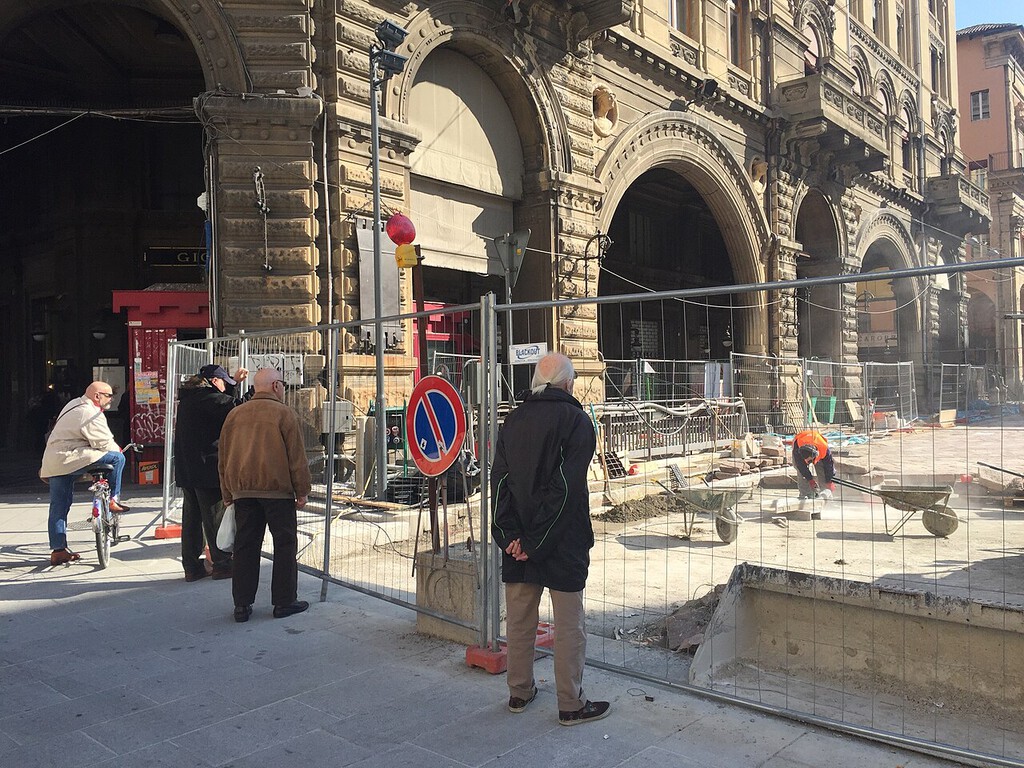 El mundo está lleno de jubilados que vigilan obras en la calle. En Italia los están profesionalizando y fichando 