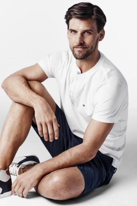 Johannes Huebl ha elegido sus prendas favoritas de Tommy Hilfiger para esta temporada