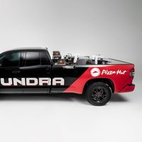 El motor de un Toyota Mirai calienta las pizzas del SEMA Show encima de una pick-up Tundra