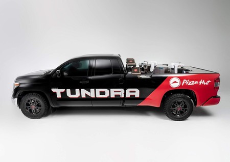 El motor de un Toyota Mirai calienta las pizzas del SEMA Show encima de una pick-up Tundra