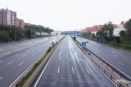 La M-30 de Madrid, vacía con las restricciones de la pandemia