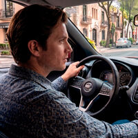 La psicología explica por qué bajamos el volumen de la música "para ver mejor" al estacionarnos: es una señal del cerebro 