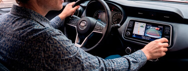 La psicología explica por qué bajamos el volumen de la música "para ver mejor" al estacionarnos: es una señal del cerebro 