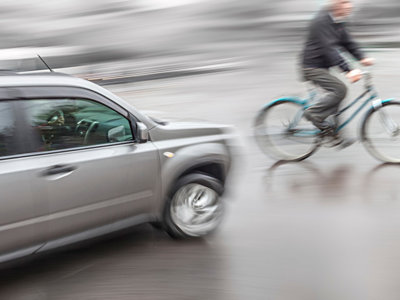 Dos expertos en conducción extrema te enseñan cómo salvarte en situaciones de emergencia al volante