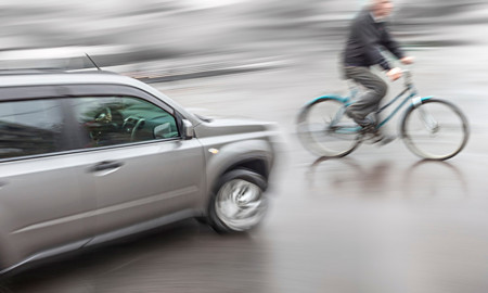 Dos expertos en conducción extrema te enseñan cómo salvarte en situaciones de emergencia al volante