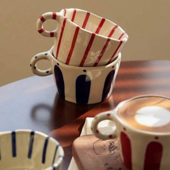 Taza de cerámica con diseño a rayas