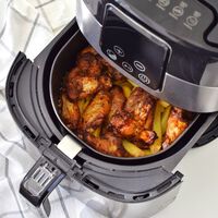 Quais são os cuidados de segurança que devo ter com a minha air fryer? 