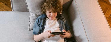 Ante la incertidumbre de dar a un niño su primer móvil, una iniciativa promueve una especie de “pasaporte familiar” para facilitar el proceso 