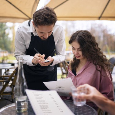 La pregunta que casi todo el mundo hace a los camareros, pero que ellos odian: “¿Qué me recomienda?”