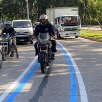 Brasil tenía un grave problema con los accidentes de moto. La solución ha sido este carril en mitad de la carretera que parece un circuito de MotoGP 