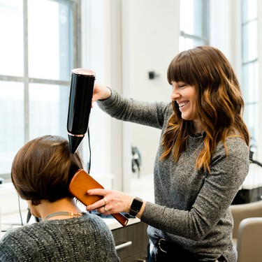 Ni cada pocas semanas ni una vez al año: un peluquero desvela cuándo debes cortarte el cabello