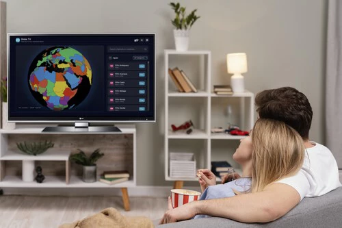 Pareja Viendo La Television Y Comiendo Palomitas De Maiz