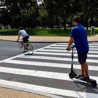 La DGT hace un recordatorio que no gusta a todos los ciclistas: en los pasos de peatones hay que cruzar a pie