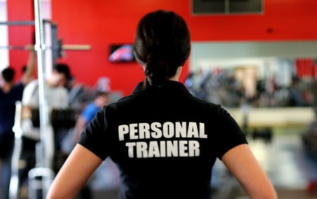 Las ventajas de contar con un entrenador personal si eres novato en el gimnasio: esto es en lo que te tienes que fijar a la hora de elegir el tuyo